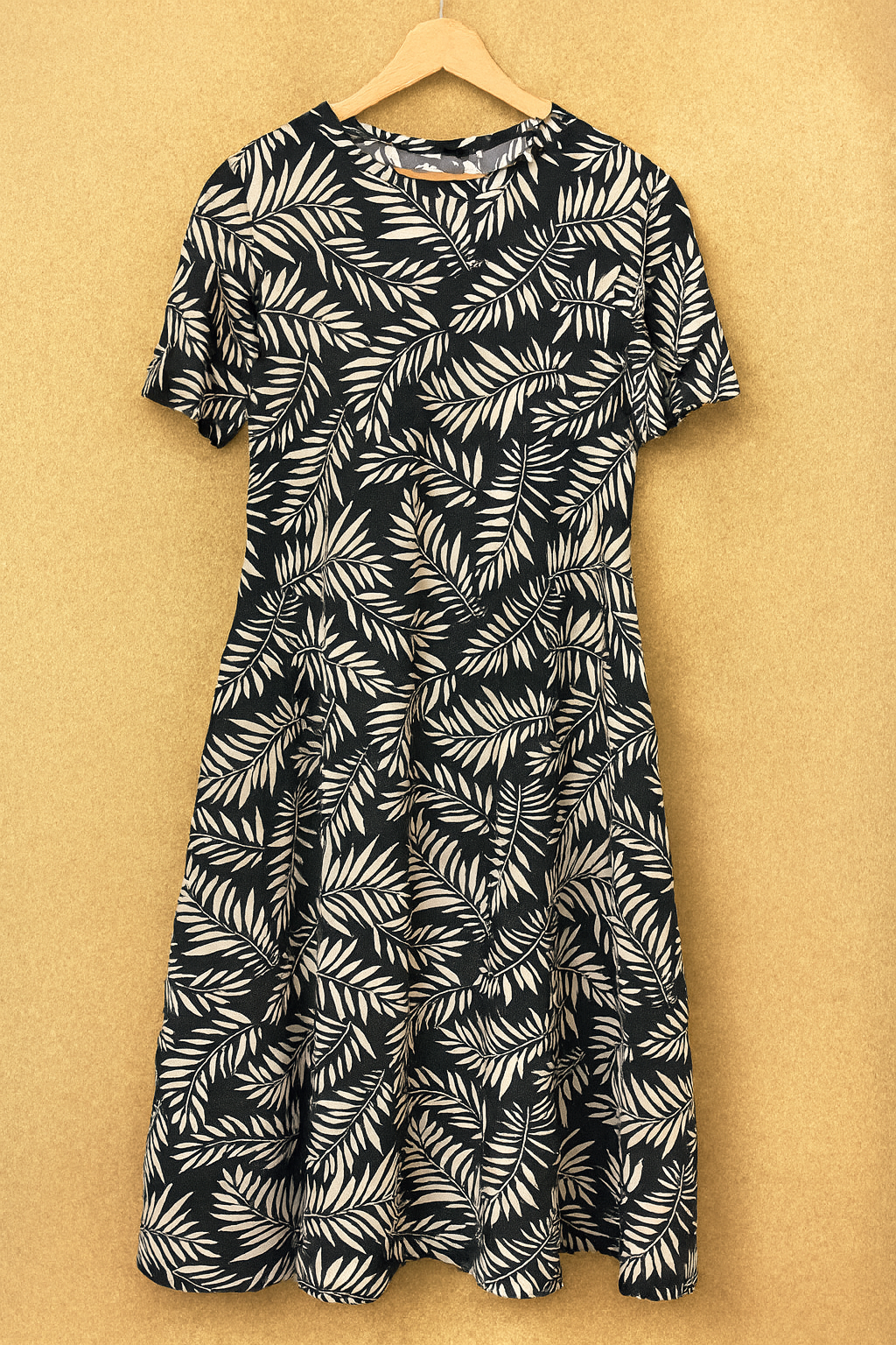 Black &amp; White Leaf Print Midi Dress